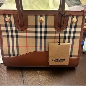 Selling this all baby tittle purse in good condition brand new !